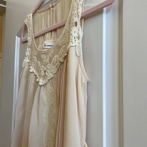 Beautiful nude coloured dress in size S - Picture 10 of 11